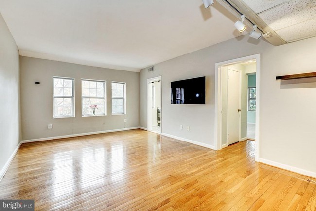 Light-filled 2nd floor condo - 1736 N Rhodes St