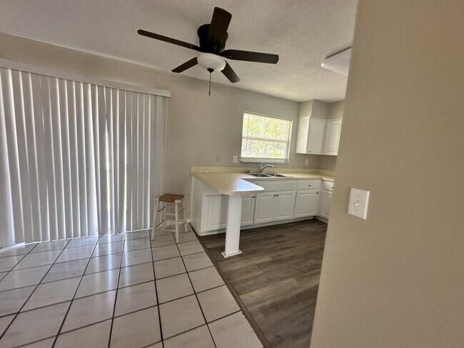 Foto del edificio - 469 Emerald Rd