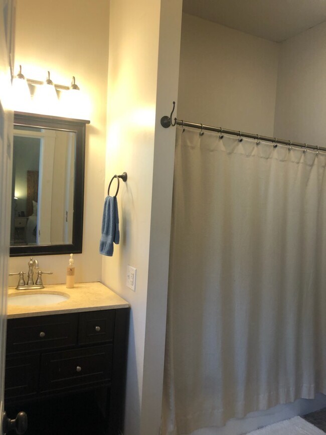 Baño principal - 1819 Deerwood Ave