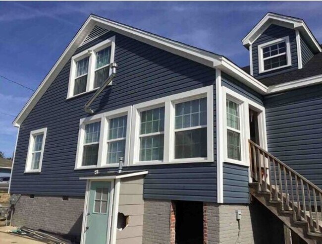 Building Photo - 4/2 & 2/1 - Two Storey Duplex