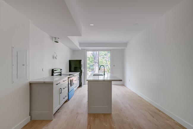 Building Photo - 153 Mary St