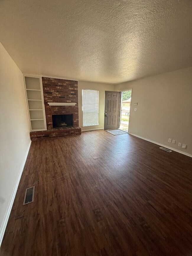 Foto del edificio - 221 Skylark Ct
