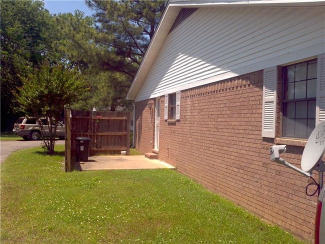 Building Photo - 720 N Jackson St