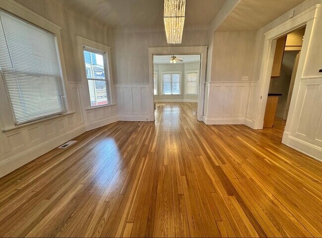 Foto del edificio - 1481 E 106th St