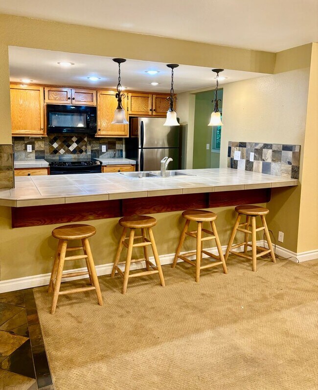 Building Photo - 3 Bed / 2.5 Beaver Lake home in Sammamish ...