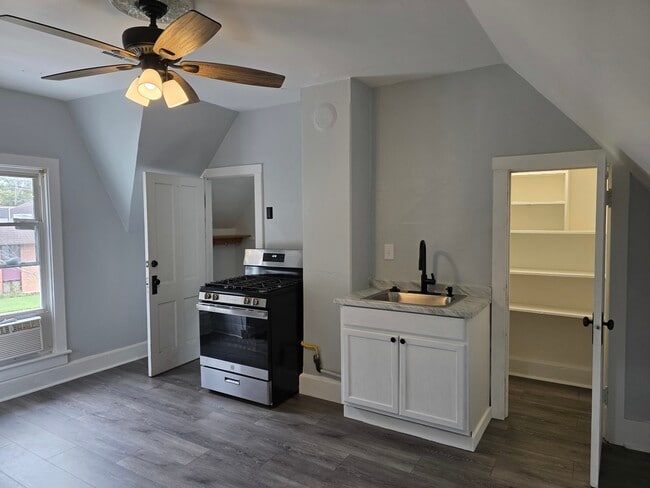 Building Photo - 14 Lincoln Pkwy