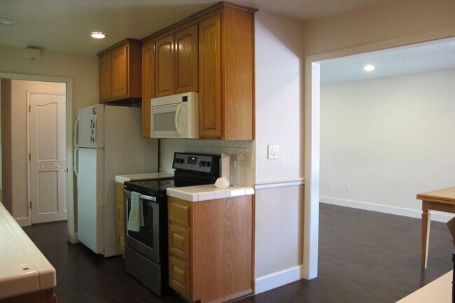 Building Photo - 490 Glenhill Dr