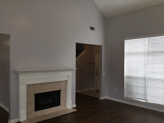 Foto del edificio - 805 Laurel Hill Cir