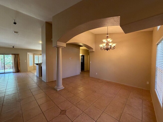 Foto del edificio - 3 BEDROOM HOME IN FALLS RANCH!