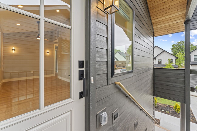 Building Photo - Medford Mews, Carriage House 323