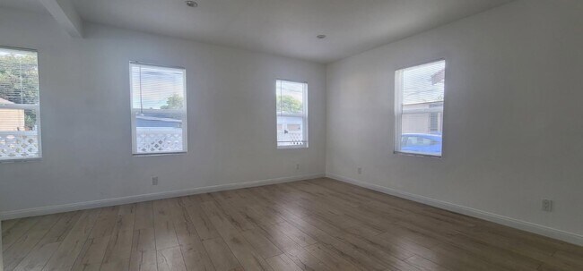 Building Photo - 142 E 65th St