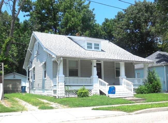 Building Photo - 413 E Schwarz St