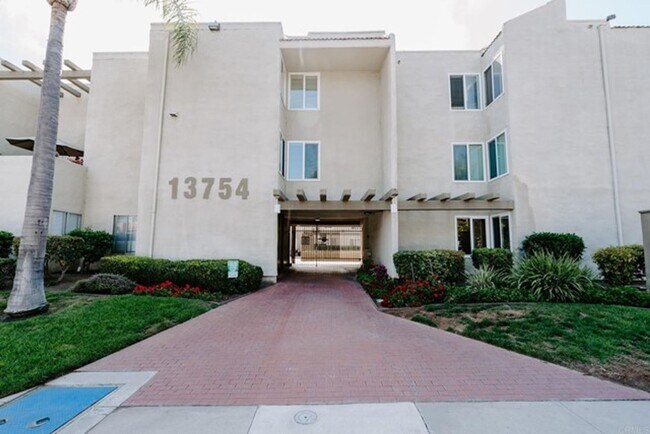 Foto del edificio - Vacant and Ready, Del Mar Bluffs, West of I-5, Minutes to Beaches and Del Mar