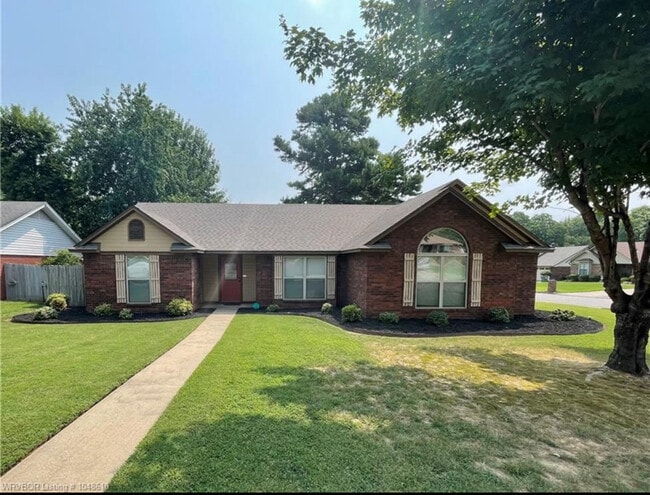 Building Photo - 2500 Pine Ln