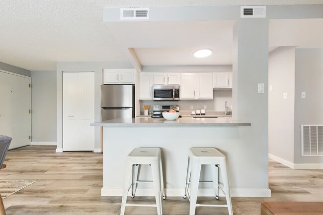 Building Photo - Oakwood Park Apartments