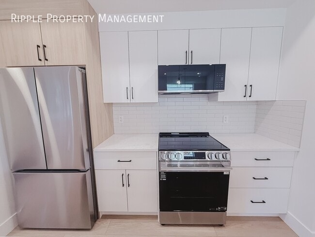 Building Photo - AMAZING 3 BEDS, 2.5 BATHS MULTIPLEX | AIR CONDITIONING & WINDOW COVERINGS