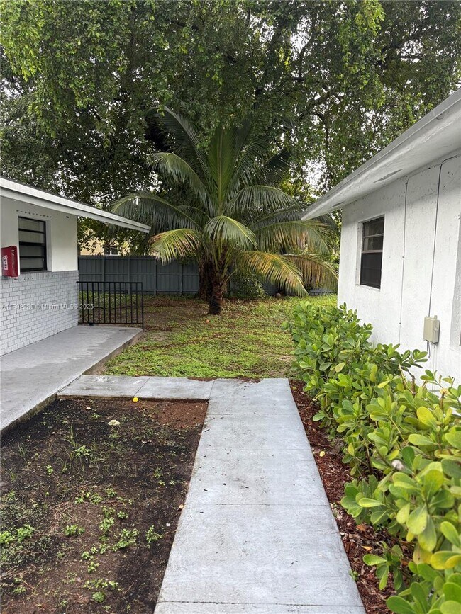 Building Photo - 4100 SW 19th St