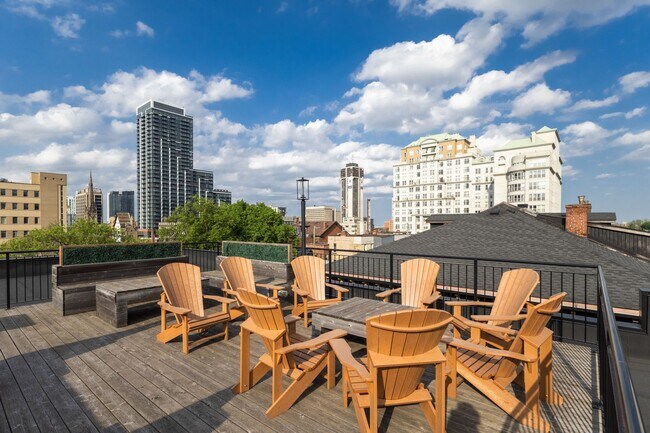 Photo du bâtiment - Trendy 1 Bedroom in Durand With Insuite Laundry