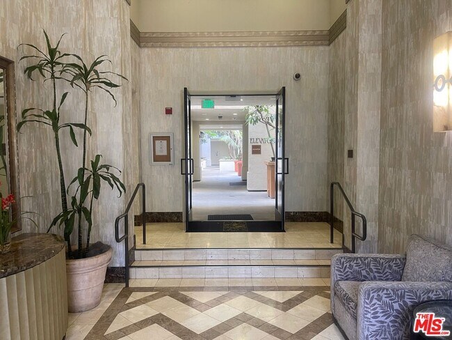 Foto del edificio - 5625 Crescent Prk W
