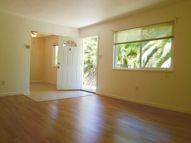 Living room - 100 Carolina St