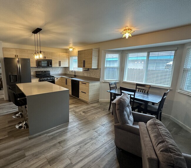 Building Photo - 4808 Alta Loma Dr