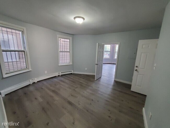 Building Photo - 3 br, 1 bath Townhome - 355 S 11th St