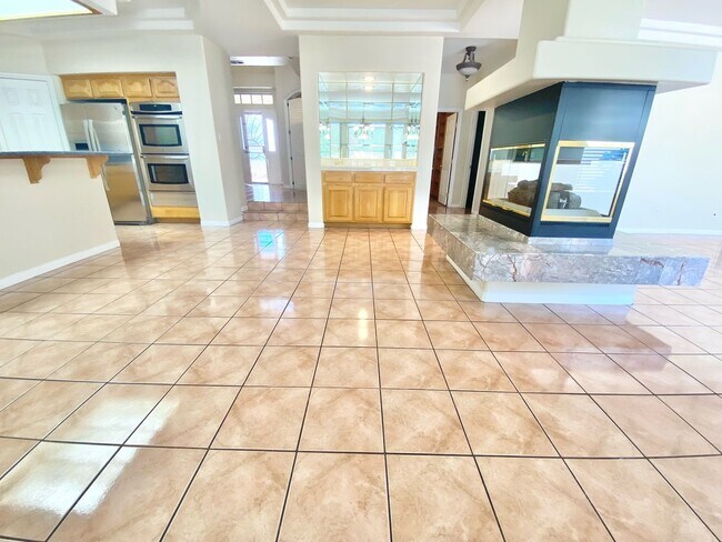 Foto del edificio - IMMACULATE HOME LOCATED IN SUMMERLIN, 4 BEDROOM 3.5 BATH, 3 CAR GARAGE