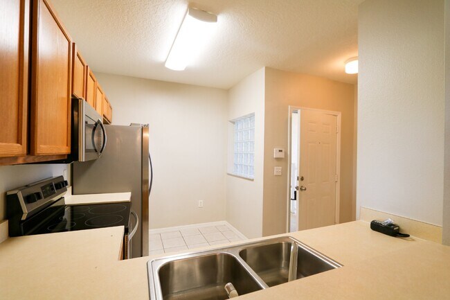 Building Photo - 3 bed 2 bath condo in the Villages of Bloo...