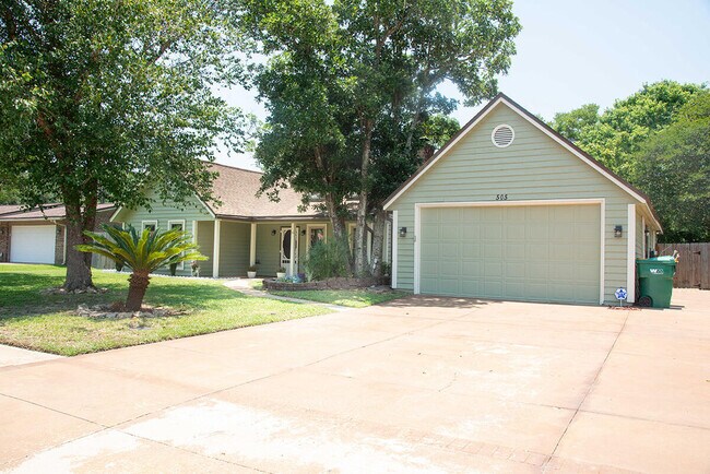 Building Photo - 505 Softwood Dr