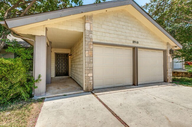 Building Photo - 4-BEDROOM SINGLE STORY IN SILVER CREEK