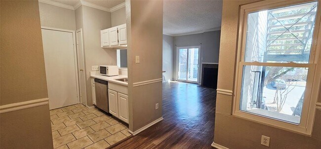 Foto del edificio - 12166 Metric Blvd