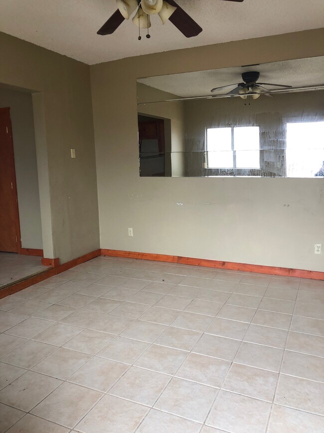 Building Photo - 3 bdrm plus bonus roo. Section 8 is ok