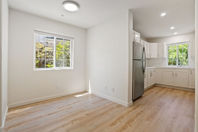 Building Photo - 1 BD / 1 BA Pet Friendly Newly Renovated A...