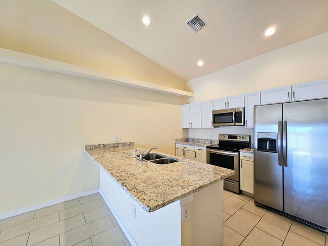 Building Photo - Stunning 3 Bed / 2 Bath Duplex w/ Garage –...