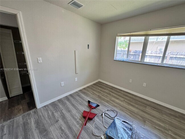 Foto del edificio - 855 W Davis Pkwy
