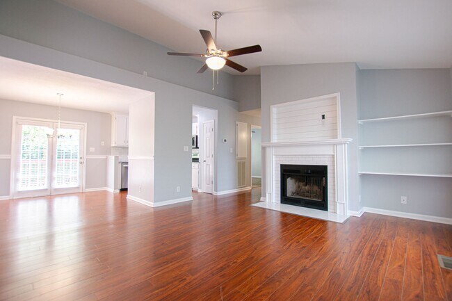 Building Photo - Pet Friendly Three Bedroom with Bonus!
