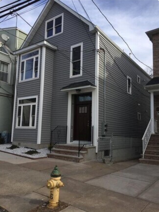 Building Photo - 607 N 5th St