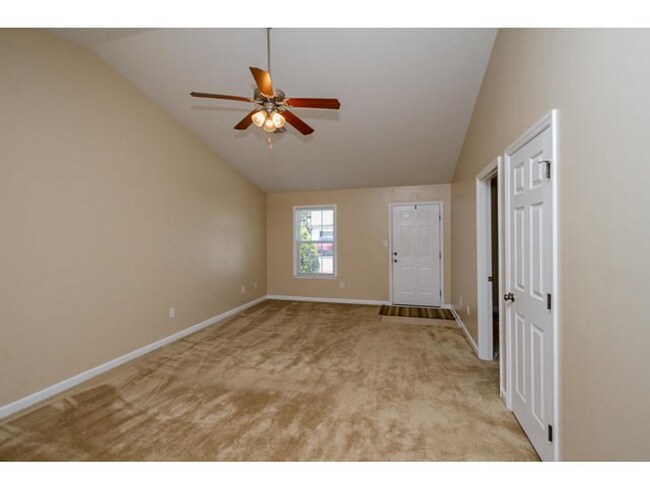 Building Photo - End-unit 2 Bed / 2 Bath Townhome with LVP Floors & washer/dryer included