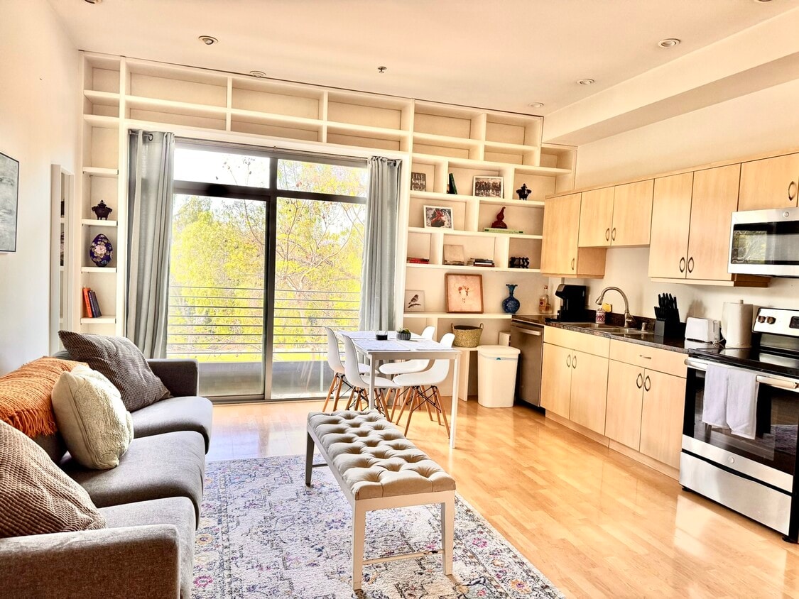 Primary Photo - 889 Date St