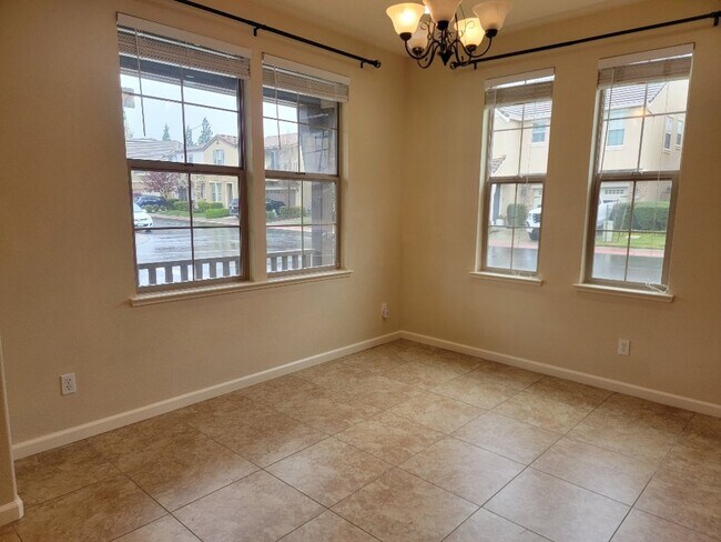 Foto del edificio - 3 Bedroom 3 bath house with a loft for rent in Folsom in the Parkway.  Solar & 240V Electric Car ...