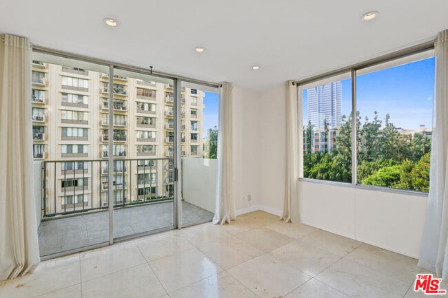 Building Photo - 2160 Century Pk E