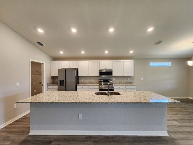 Foto del edificio - Like NEW!!! 4-Bedroom, 2-Bathroom in Villa...