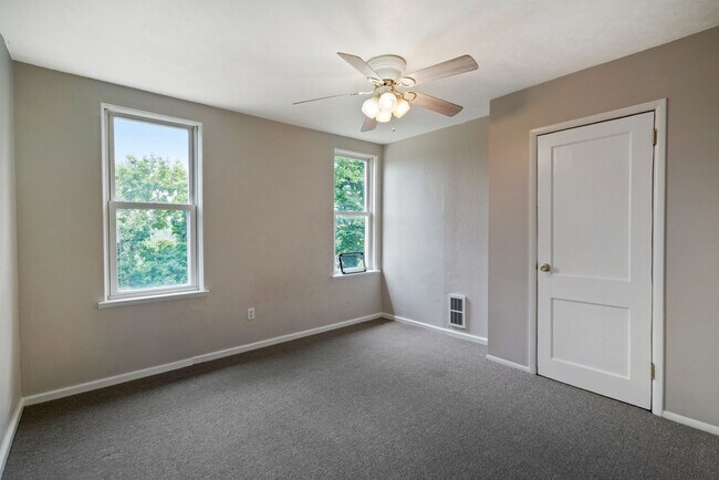 Foto del edificio - SCORE 1ST MONTH'S RENT FREE IF SIGNED BY AUGUST 7!Convenient 2 Bedroom home in Mt. Washington ava...