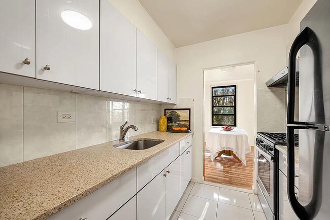 Foto del edificio - 140-15 Holly Ave