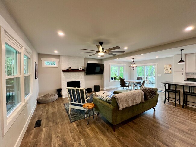 Foto del edificio - Beautifully Updated Home!  Fenced Yard!