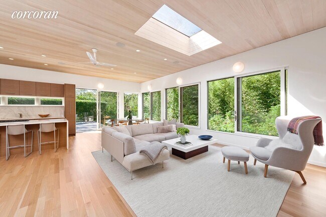 Foto del edificio - 42 Hayground Rd