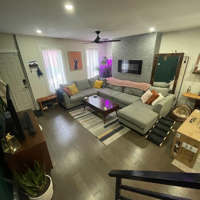Building Photo - Unique&Updated Point Breeze Row home with ...