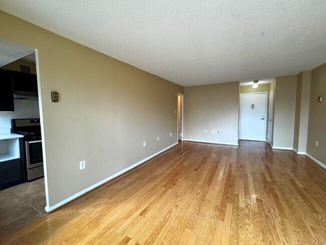 Foto del edificio - Modern Luxury Studio at Park Place | All Utilities Included
