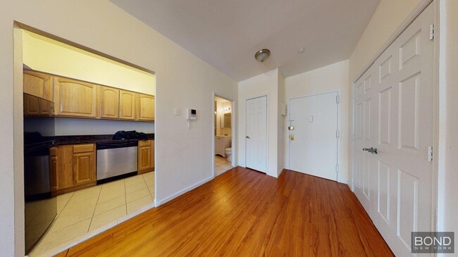 Building Photo - 342 W 47th St
