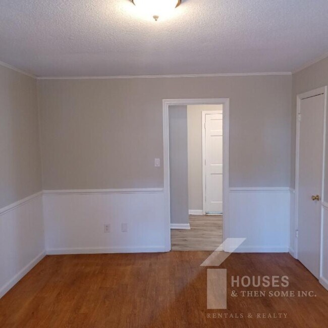 Foto del edificio - 218 Singing Woods Ln